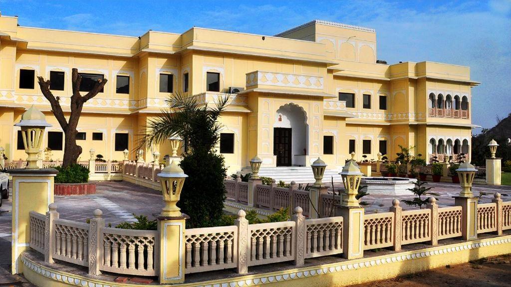 Hotel Raj Bagh Palace Джайпур Екстериор снимка
